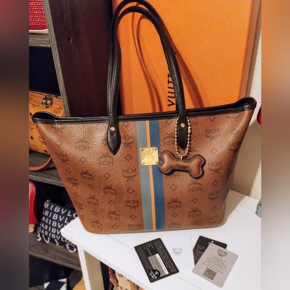 MCM Tote With MCM Bone Bag Charm And Card Of Authentication EUC - Picture 9 of 13